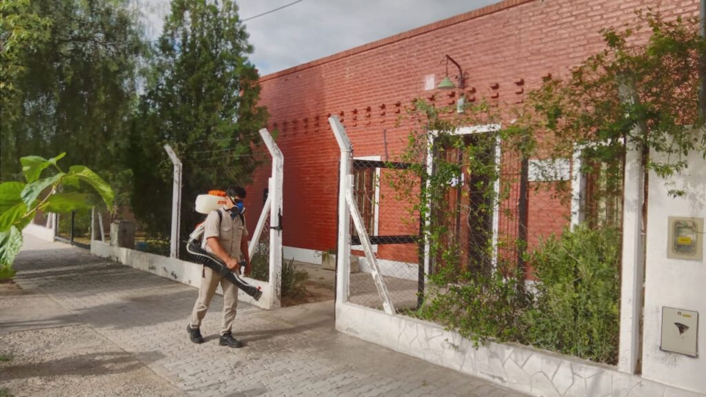 Realizan tareas de fumigación en edificios de centros de jubilados de ciudad Capital