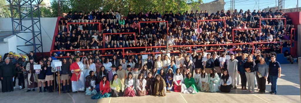Alumnos del Colegio Sagrada Familia revivieron el Vía Crucis en una jornada de fe y reflexión Alumnos del Colegio Sagrada Familia revivieron el Vía Crucis en una jornada de fe y reflexión