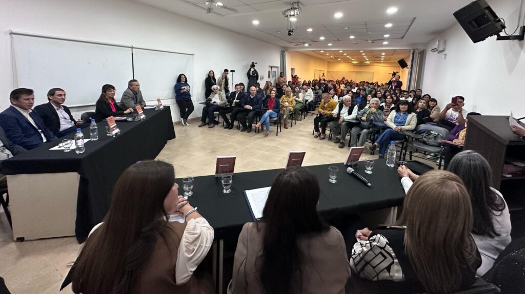 Docentes de Humanidades presentaron un libro que recopila experiencias en la comunidad de Nueva Francia