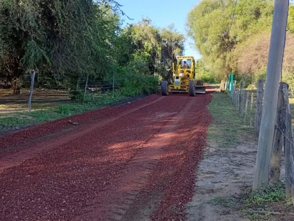Avanzan con  mejoras en caminos vecinales cercanos a Las Termas