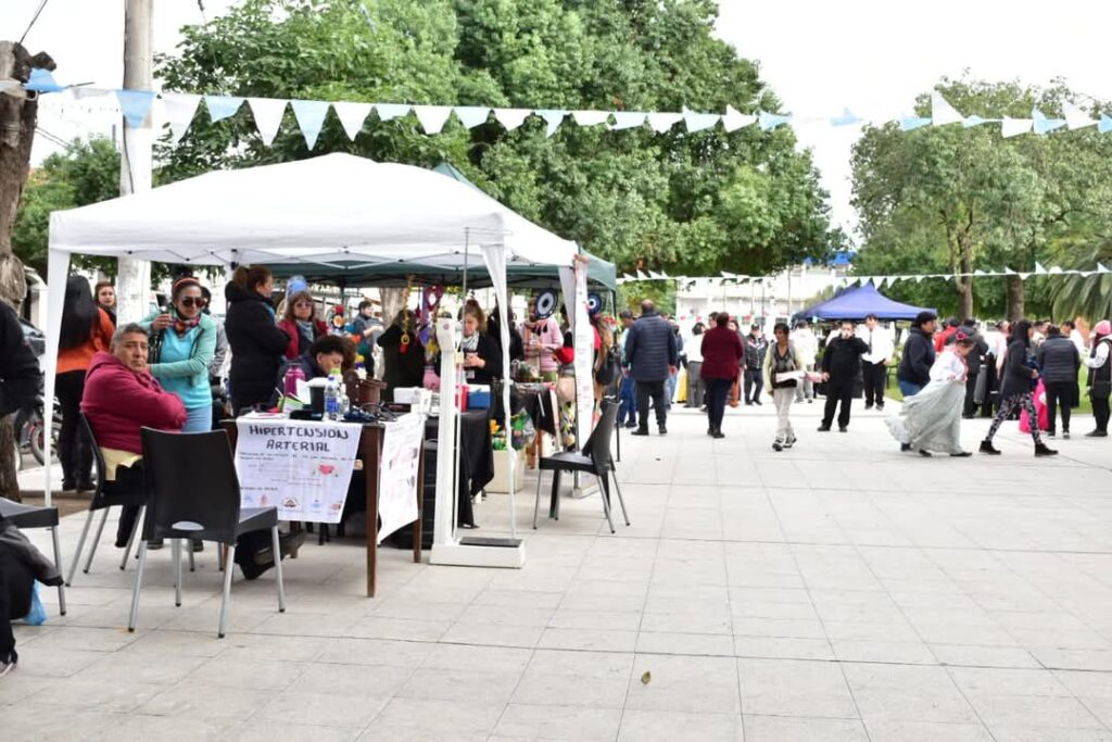 Frías: La feria “Especial 25 de Mayo” congregó a una gran cantidad de público