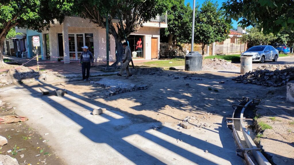 Fernández: Renuevan el pavimento en el acceso al barrio 102 Viviendas