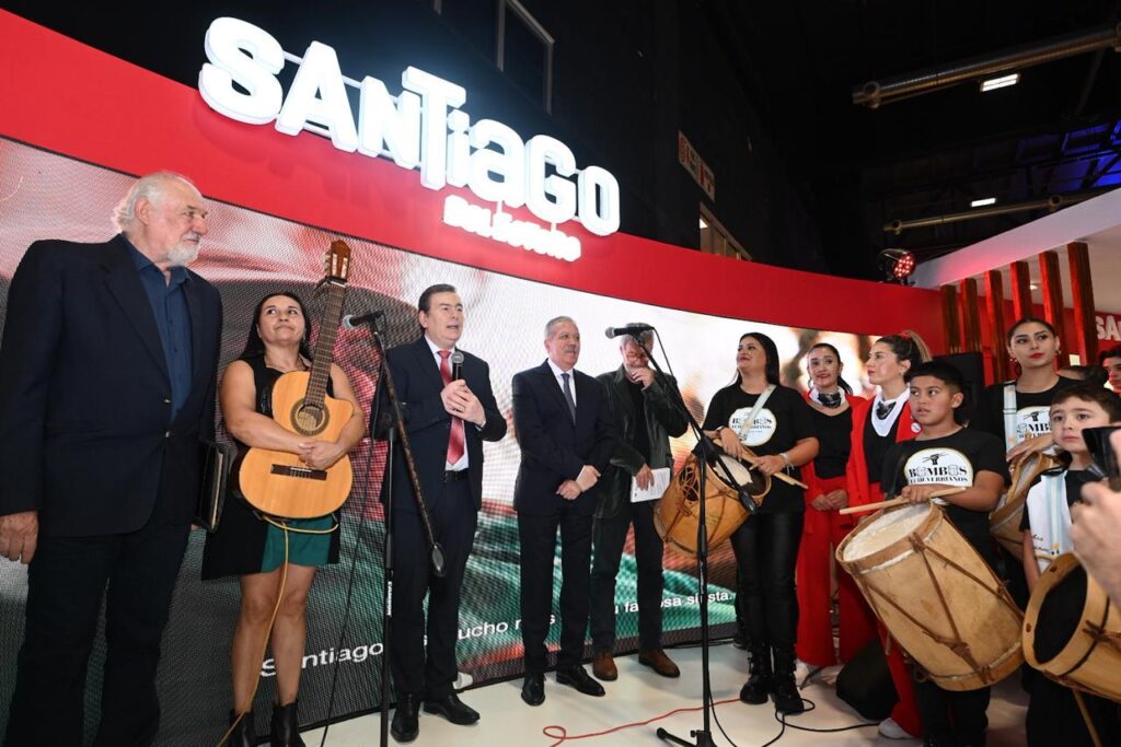 Zamora y el jefe de Gabinete visitaron la Feria Internacional del Libro en el día de Santiago del Estero Zamora y el jefe de Gabinete visitaron la Feria Internacional del Libro en el día de Santiago del Estero