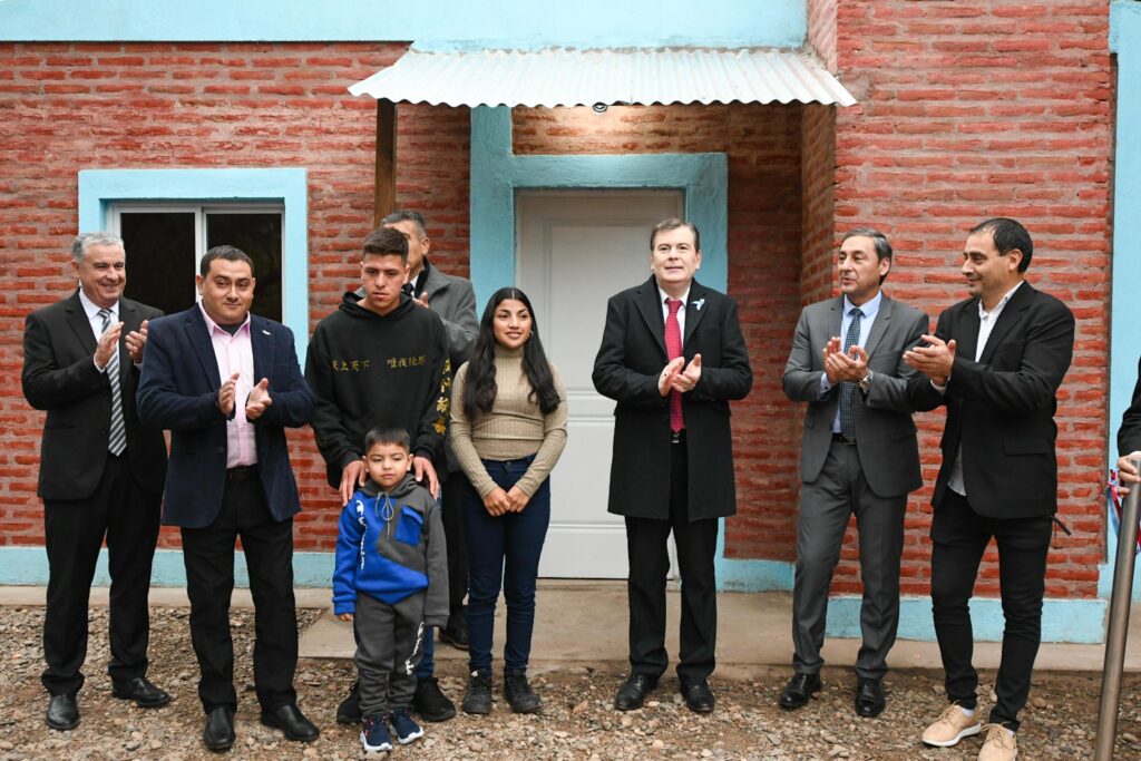 El Gobierno de la provincia entregó 49 viviendas sociales a Familias de El Aibe y La Aurora