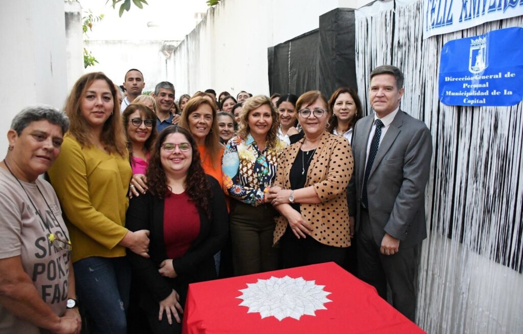 Fuentes visitó la Dirección Personal y saludó a sus empleados al cumplir su 47° aniversario Fuentes visitó la Dirección Personal y saludó a sus empleados al cumplir su 47° aniversario