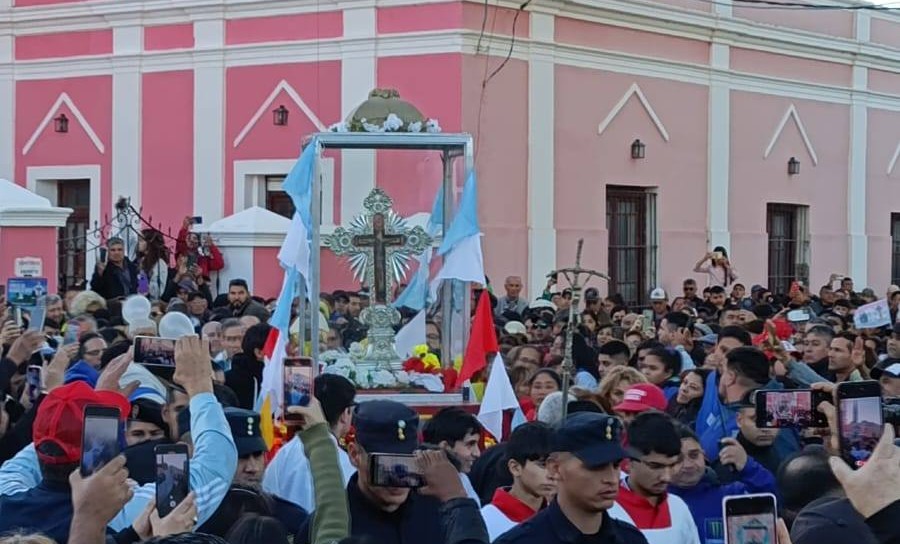 Miles de fieles de todo el país viven a pleno la Fiesta del Señor de los Milagros de Mailín