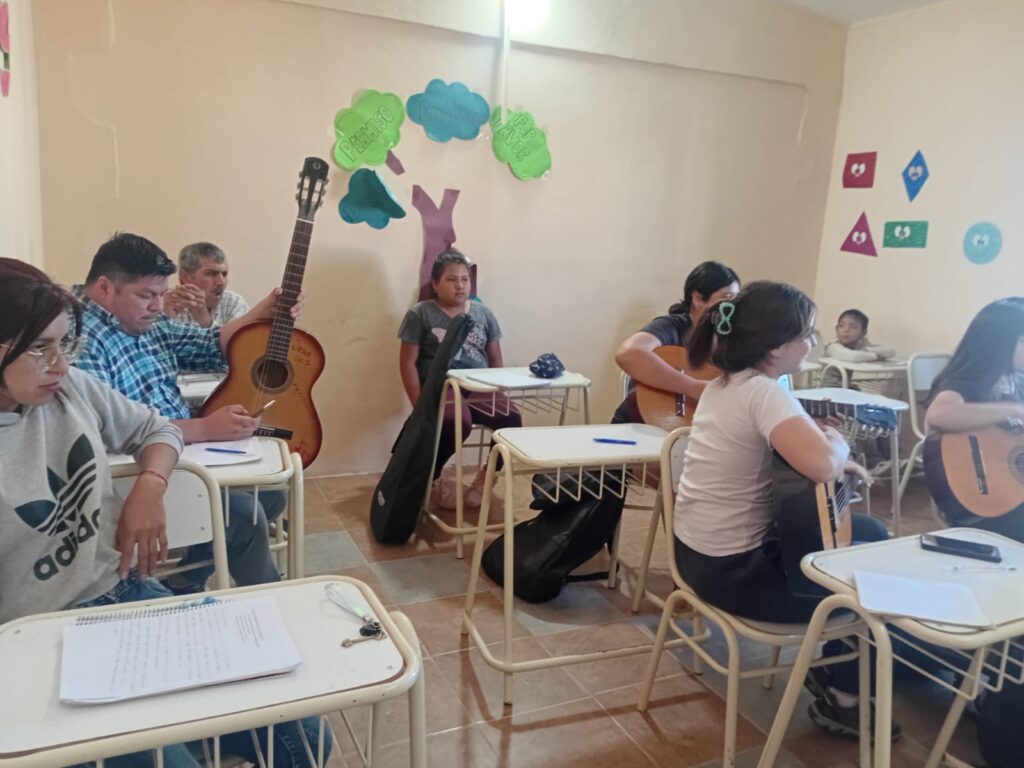 Dictan talleres gratuitos de pintura, teclado, guitarra y percusión en Colonia El Simbolar
