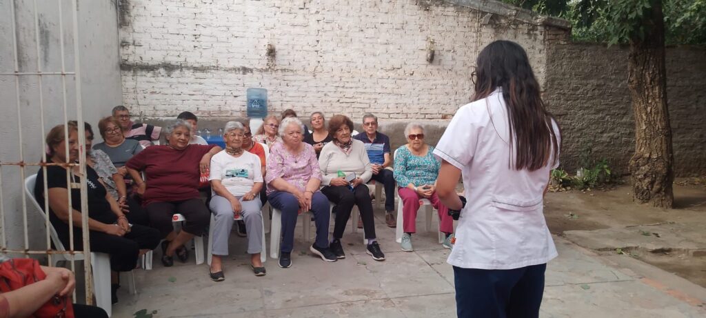 “Neuronutrición” para adultos mayores en el barrio Lourdes de La Banda