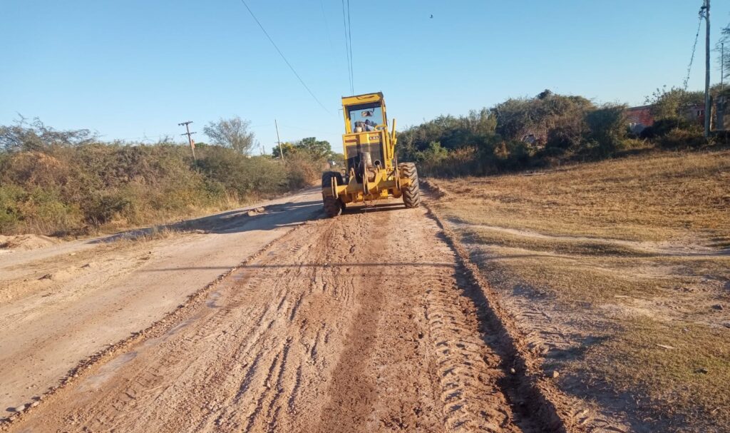 Realizan operativos de mejoramiento de caminos en Los Acosta y zonas vecinas