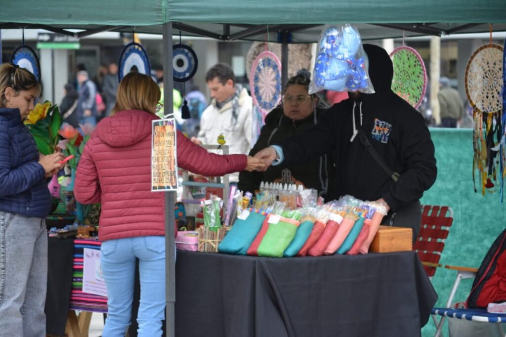 Realizan con éxito la Feria de Emprendedores y Artesanos especial Día del Padre en Frías