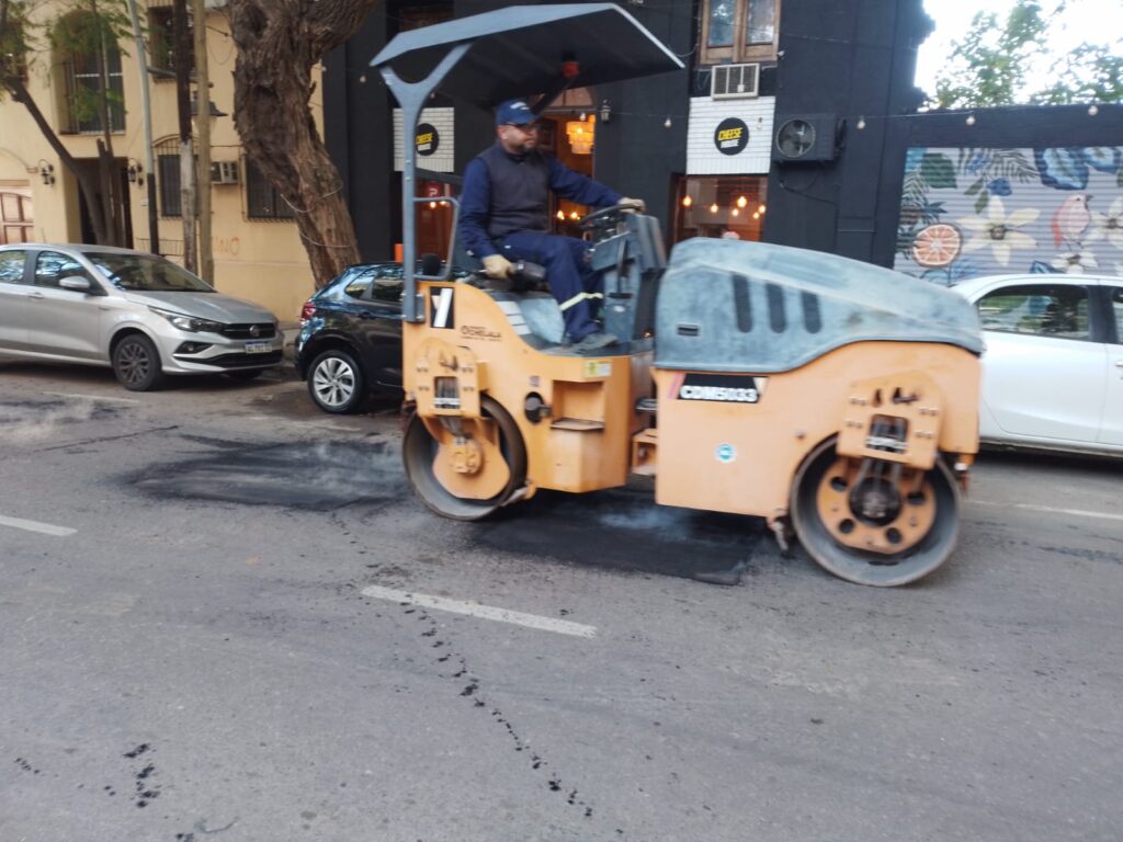 Trabajan en el mantenimiento de calles en la zona centro Trabajan en el mantenimiento de calles en la zona centro