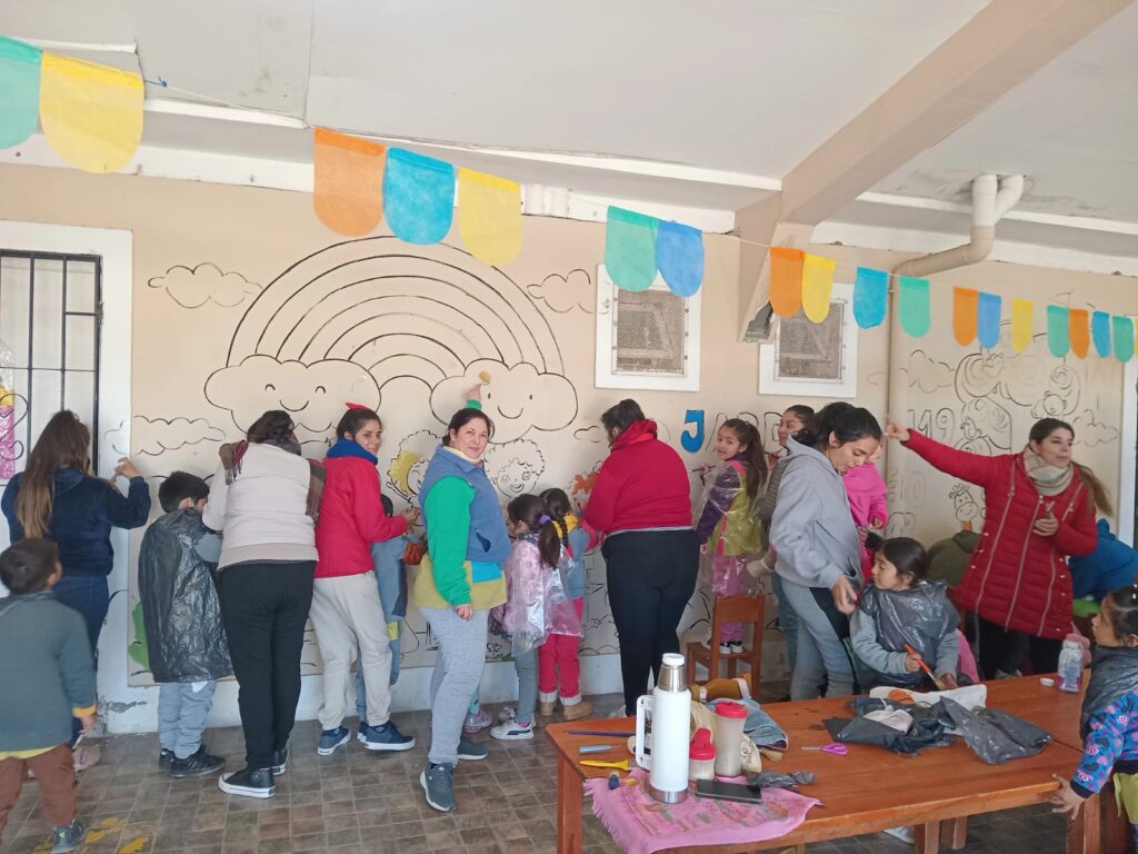 Alumnos, docentes y familias de Colonia El Simbolar pintaron un mural en un jardín de infantes