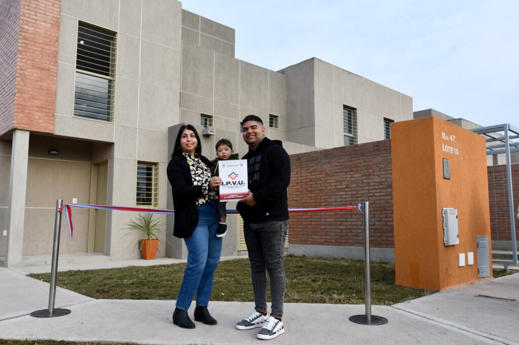 Entregan más de 700 viviendas en el barrio Parque del Río III a familias santiagueñas