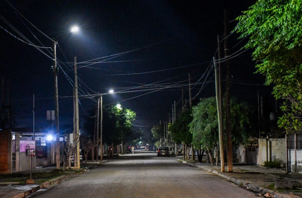 Realizan trabajos de recambio de luminarias Led en 20 cuadras del barrio Borges