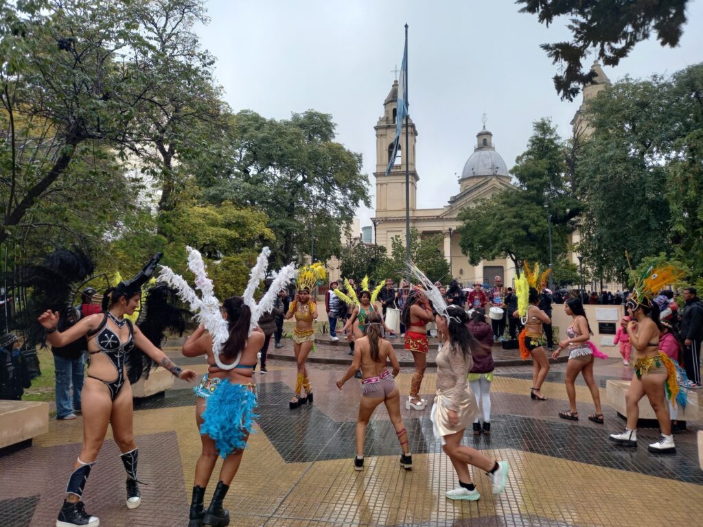 La Acción Teatral Urbana le puso color a una mañana gris en la “Madre de Ciudades” La Acción Teatral Urbana le puso color a una mañana gris en la “Madre de Ciudades”