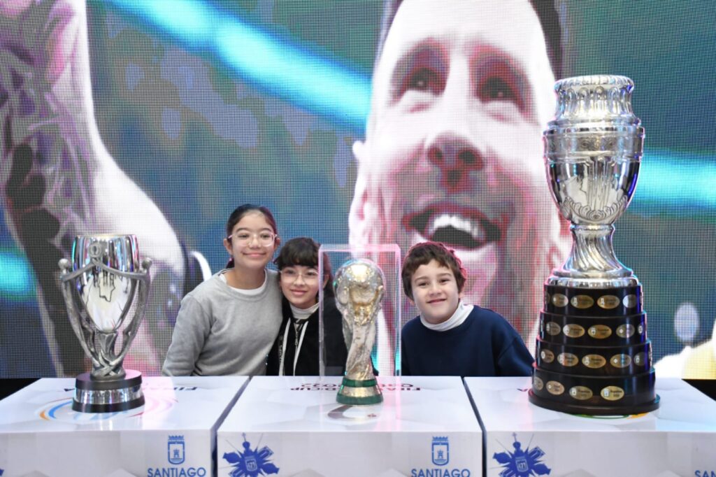 Las copas del Mundo, América y la Finalissima volverán a exhibirse en la Municipalidad de la Capital