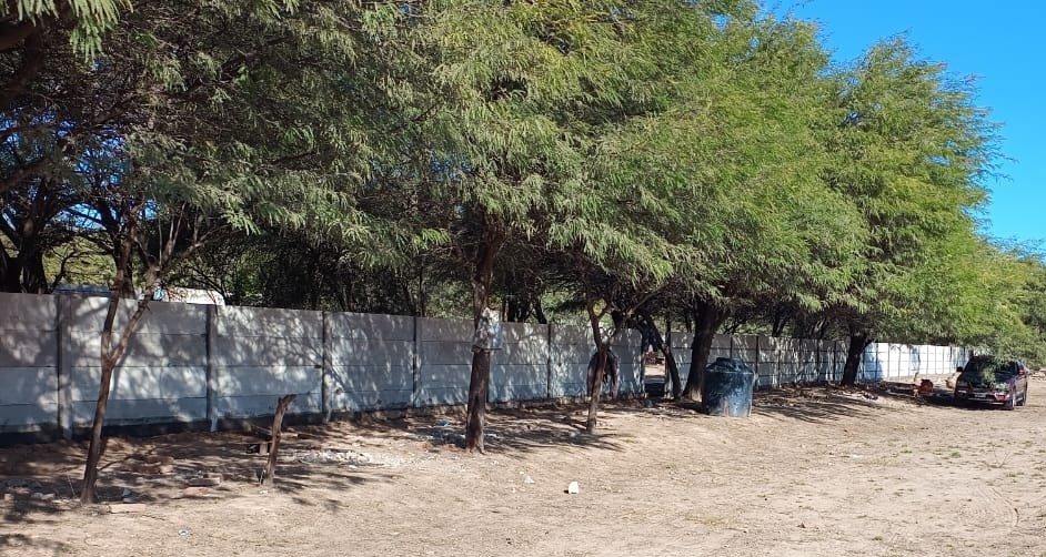 La Cañada: Trabajan en colocación de la tapia perimetral del Polideportivo