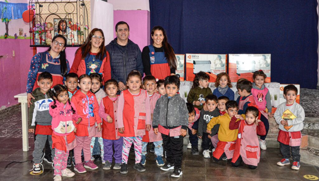 El intendente Ruiz realizó otra entrega de calefactores a instituciones educativas de Clodomira