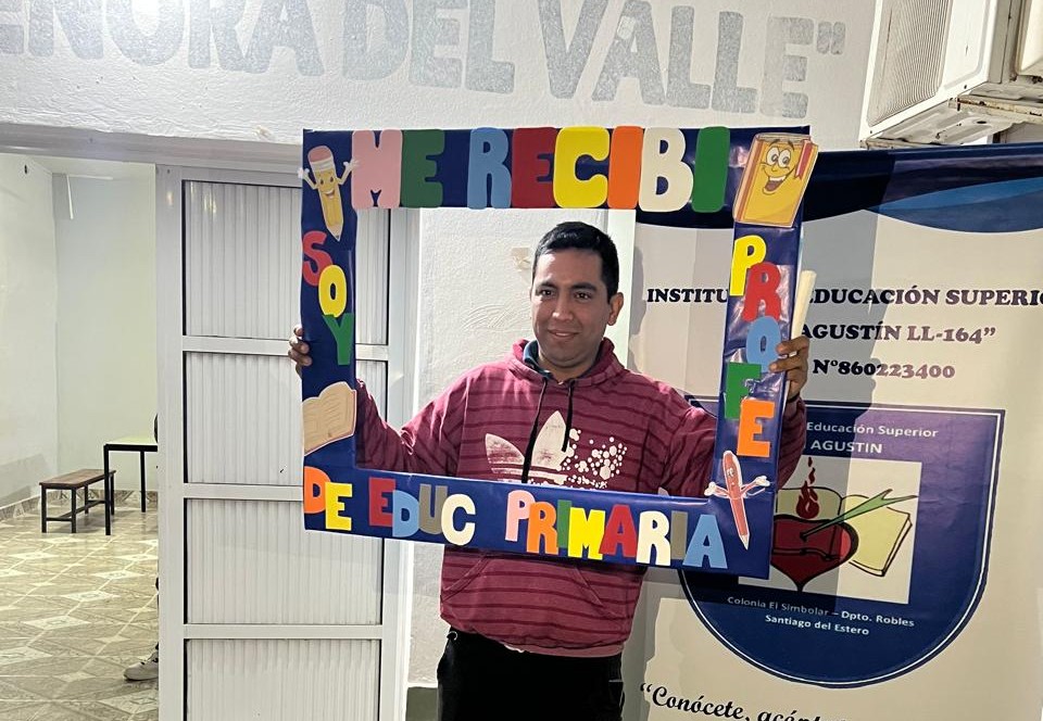 Persiguiendo sueños: de barrer las calles a graduarse como profesor de educación primaria