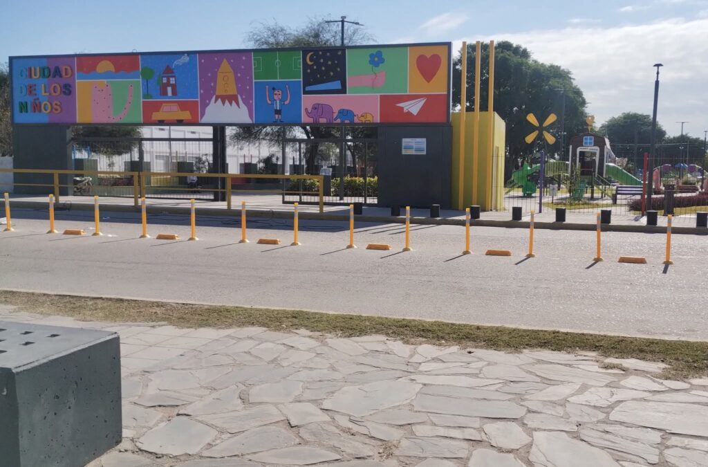 En Frías instalaron postes viales en calle Presidente de la Plaza