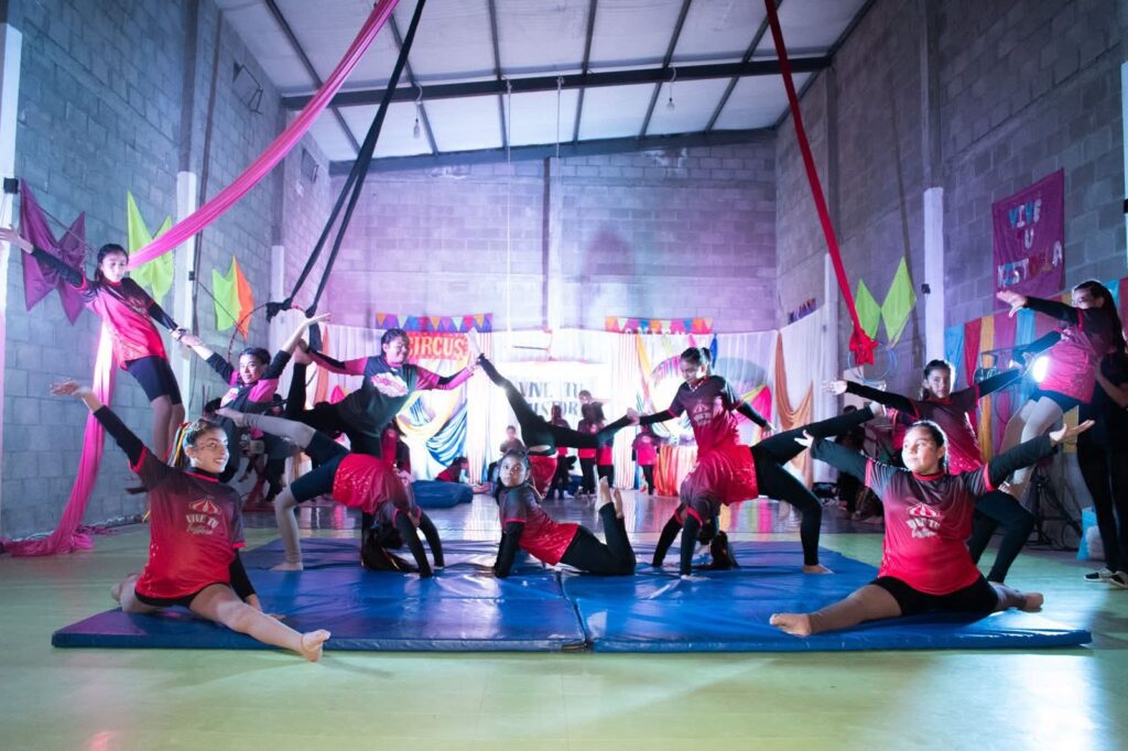 Fernández: La Escuela de Circo “Flashion” realizó su primera muestra