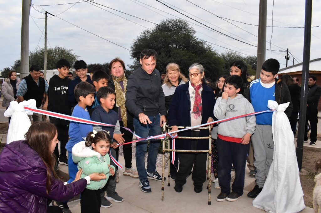 Fernández: Inauguran otra plazoleta deportiva en un barrio Hipólito Yrigoyen