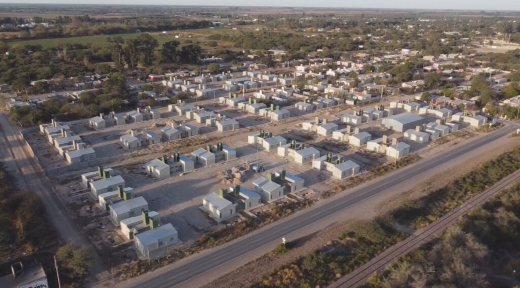 Reanudó la construcción del barrio de cien viviendas que beneficiará a familia de Fernández