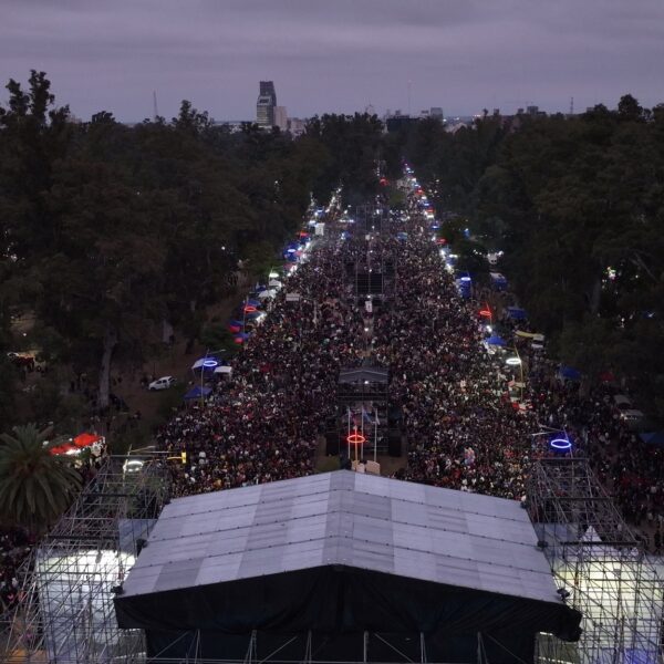 El Parque Aguirre recibe a miles de personas para celebrar los 473 años de Santiago