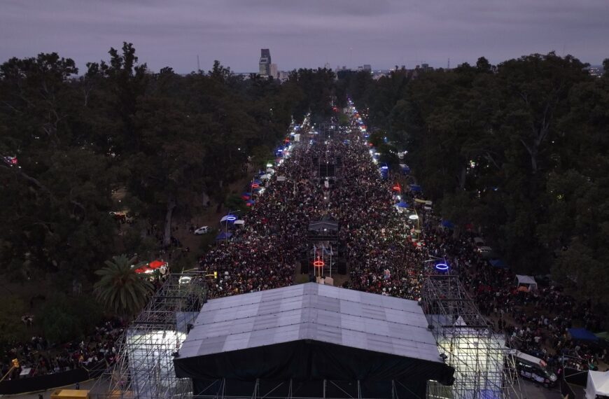 El Parque Aguirre recibe a miles de personas para celebrar los 473 años de Santiago