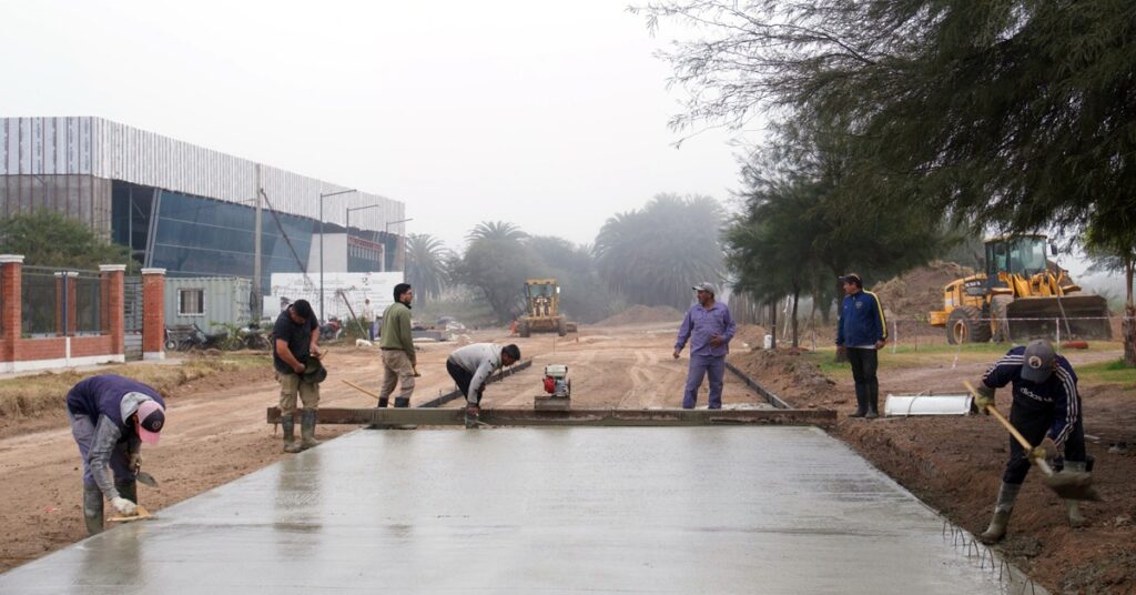 Pinto: Pavimentan calles adyacentes al nuevo hospital
