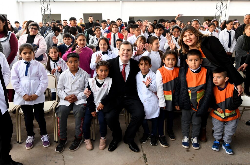 Zamora inauguró la refacción y ampliación de la Escuela N°46 de Remes y entregó viviendas sociales