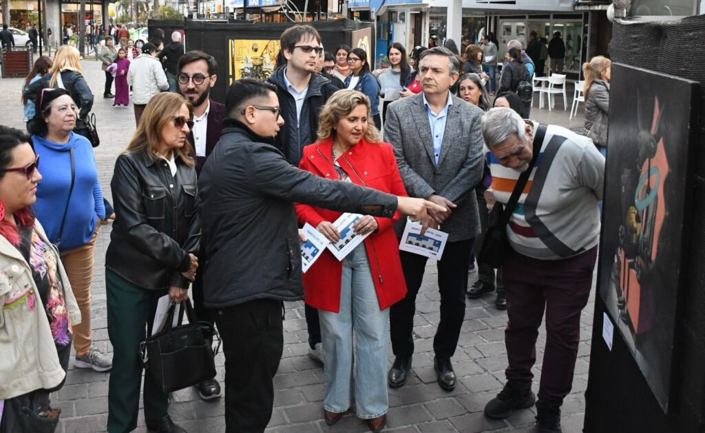 Artistas plásticos y escultores expusieron en el  “Paseo del Arte” en la plaza Libertad