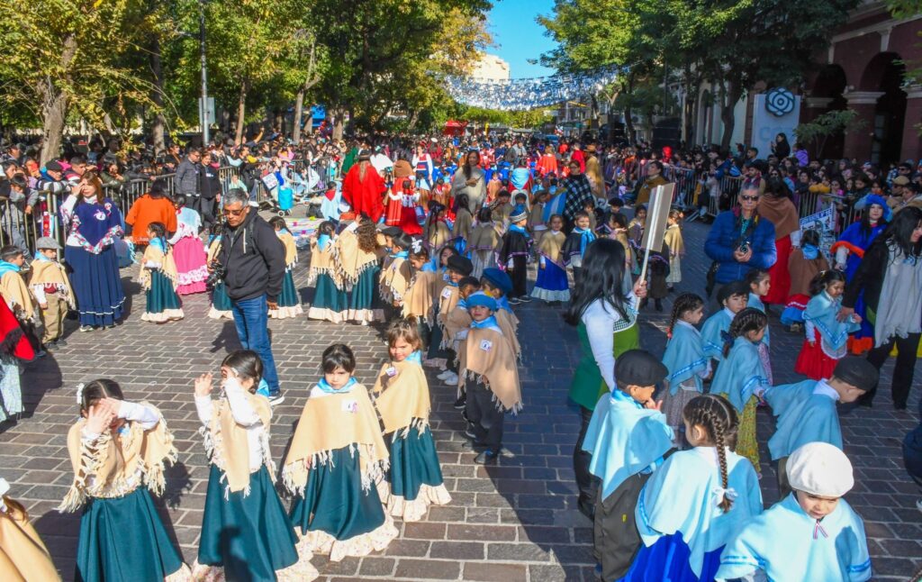 Más dos mil bailarines de los jardines municipales le pusieron color a la Plaza Libertad
