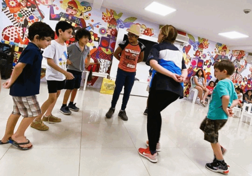Talleres gratuitos de escultura y de danzas latinoamericanas para niños