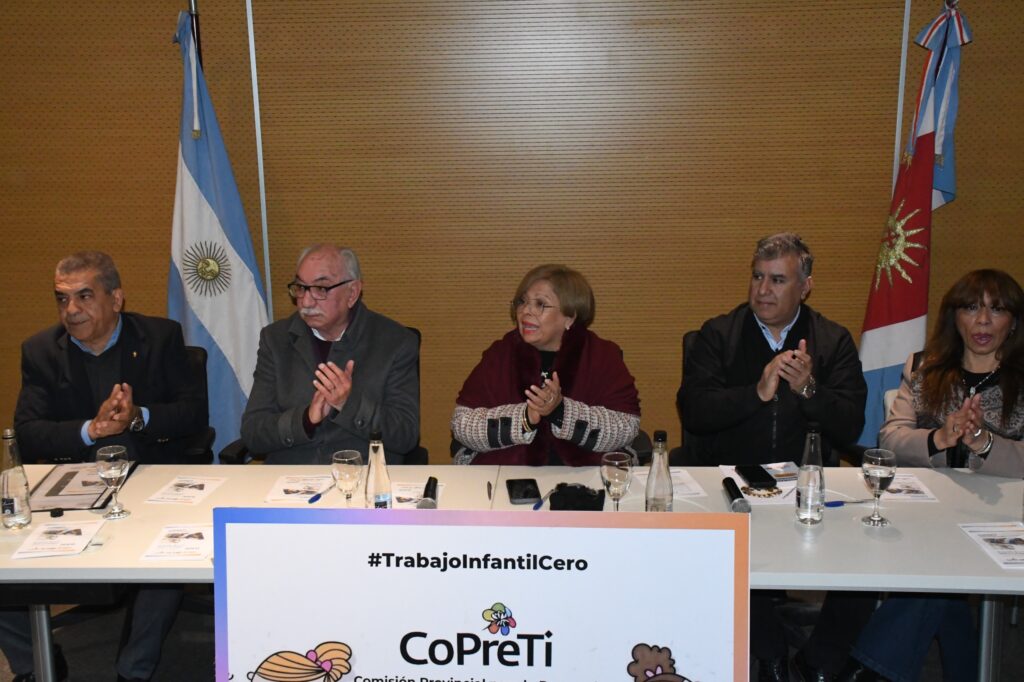 La Secretaría de Trabajo y las Federaciones de Fútbol y Basquet firmaron un convenio para erradicar el Trabajo Infantil