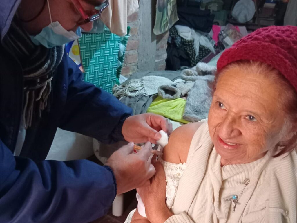 El municipio promueve la inmunización domiciliaria en barrios de la ciudad