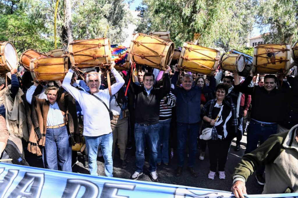 Una multitud participó de la XXIII Marcha de los Bombos y de la XI Marcha de Cuerdas y Fuelles santiagueños