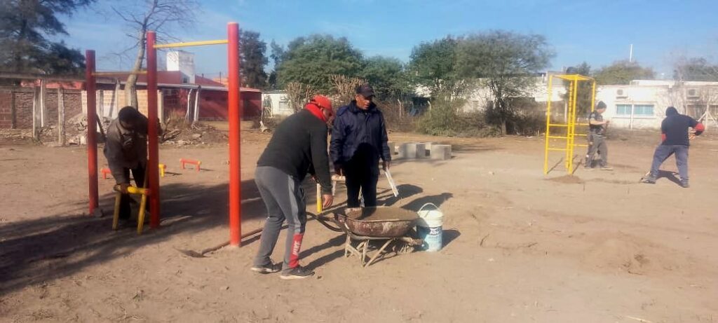 Nuevas caminerías y juegos en la plaza del barrio Avenida de La Banda