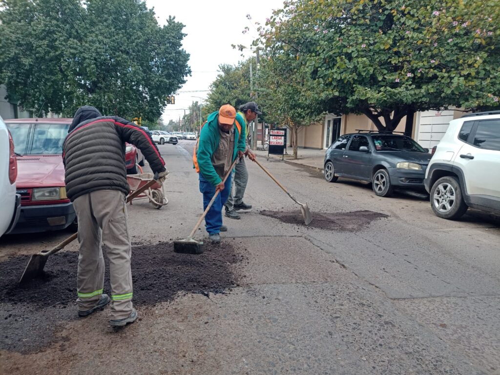 Trabajos de bacheo en distintos sectores de la ciudad de La Banda