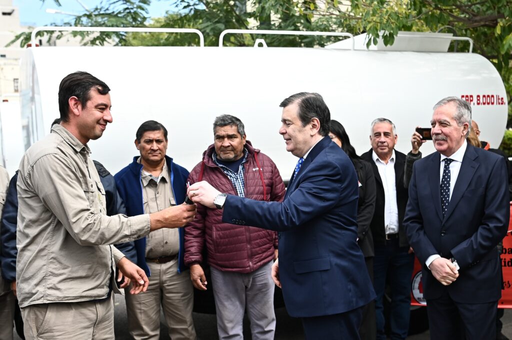 El gobernador Gerardo Zamora entregó 15 camiones tanque a Recursos Hídricos