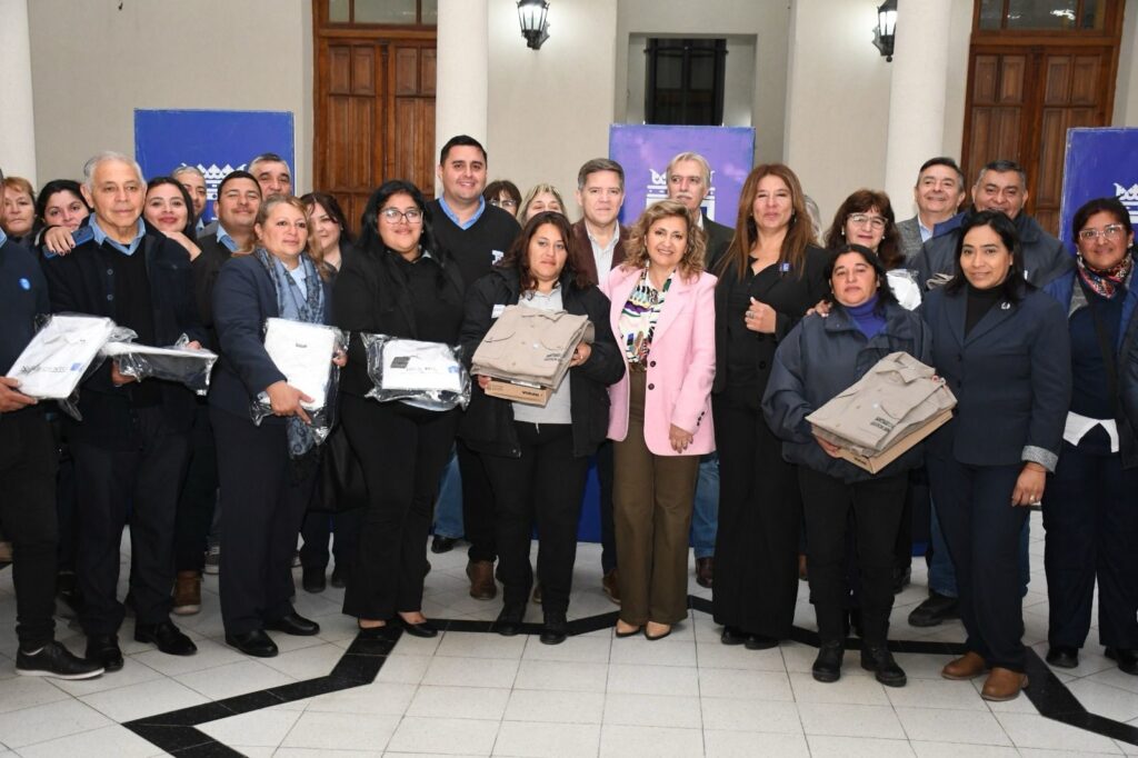 Fuentes hizo entrega de uniformes para el área de Control de Gestión