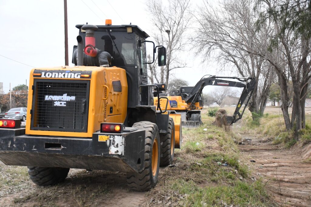 Realizan tareas de el mantenimiento del desagüe pluvial del barrio Autonomía