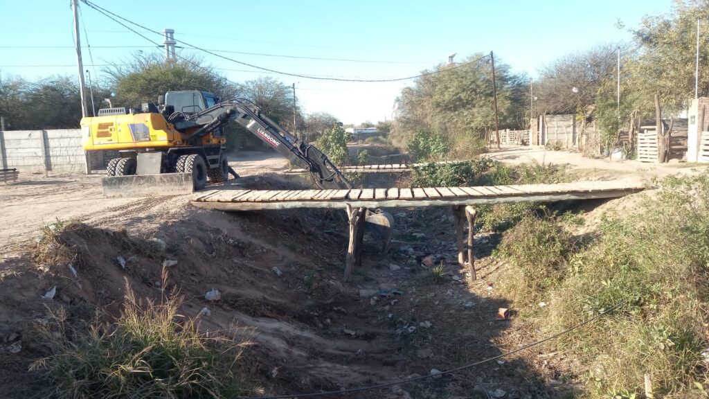 Trabajan en el mantenimiento del desagüe pluvial del barrio Industria