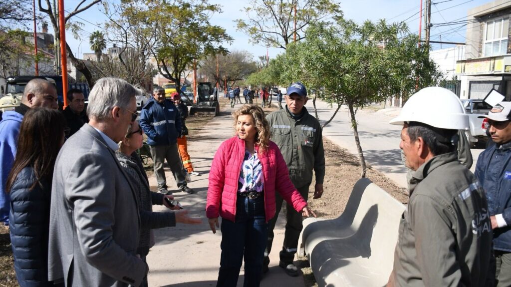 Anvanzan a buen ritmo los trabajos de remodelación y mejoras en el paseo de la Avenida Colón Anvanzan a buen ritmo los trabajos de remodelación y mejoras en el paseo de la Avenida Colón