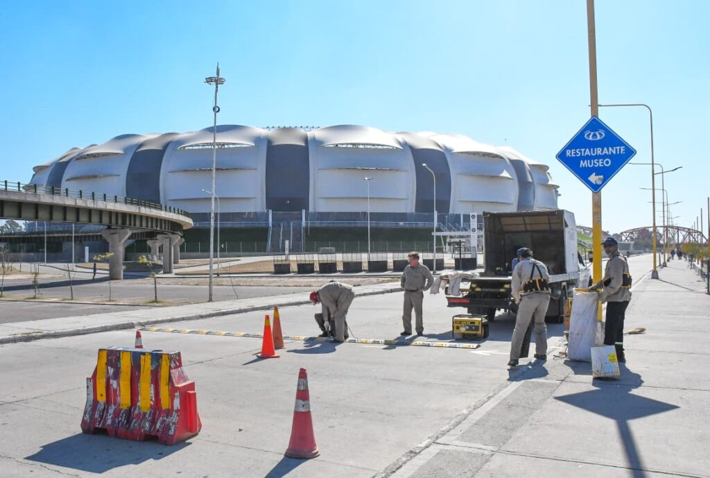 Instalaron nuevos reductores de velocidad en la avenida costanera Diego Maradona