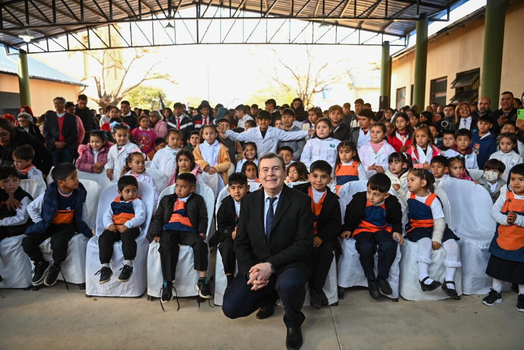 Zamora inauguró obras en dos instituciones educativas de El Hoyón y entregó viviendas sociales
