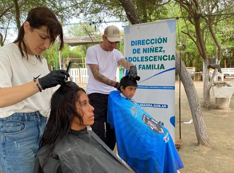 “Tijeritas” llegará al Barrio Cabildo Santiagueño con cortes de cabello gratuitos para los niños bandeños “Tijeritas” llegará al Barrio Cabildo Santiagueño con cortes de cabello gratuitos para los niños bandeños