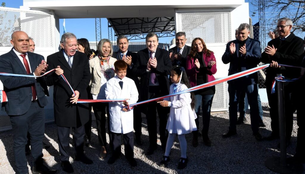 Choya: Zamora inauguró el renovado edificio de la Escuela Nº130 “Pedro Miguel Araoz” en El Desmonte y entregó viviendas sociales