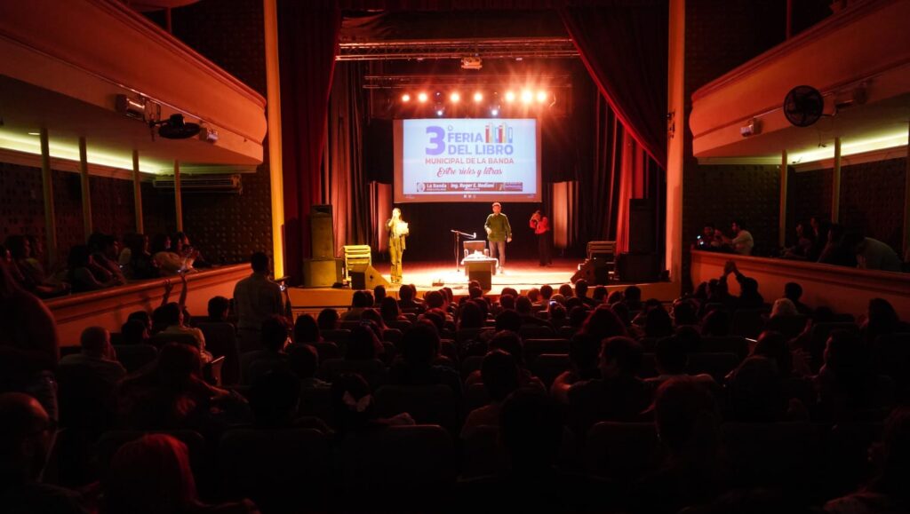 Exitosa clausura de la 3ª Feria Municipal del Libro en La Banda con la participación del Dr. Chinaski Exitosa clausura de la 3ª Feria Municipal del Libro en La Banda con la participación del Dr. Chinaski