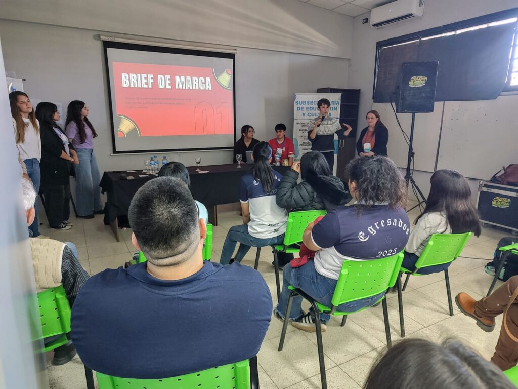 Alumnos de la UCSE disertaron sobre “Recursos de comunicación para la difusión de la cultura” en la Feria del Libro 2025